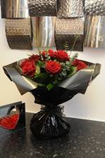 Beautiful Bouquet of 1 Dozen Luxury Roses